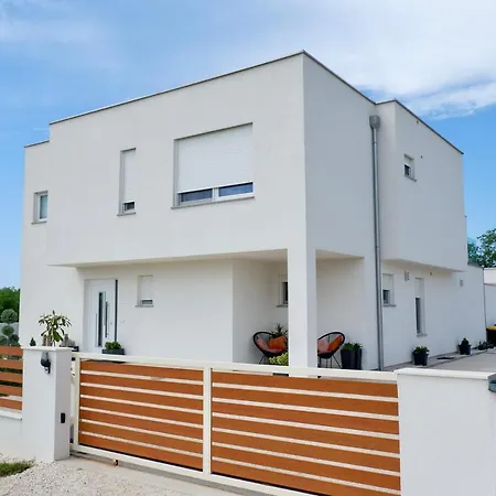 Apartvilla Zanna With Sea View For 4 People Apartament